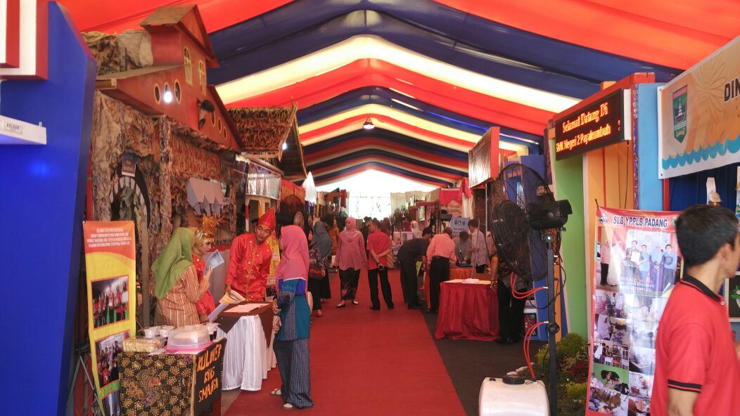 Stand Pemeran Gebyar Pendidikan di Kota Padang